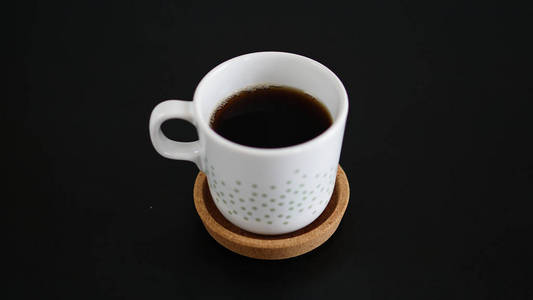一杯咖啡在黑色背景上