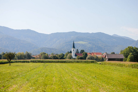 在斯洛文尼亚的小村庄风景如画的看法。天主教教会在距离