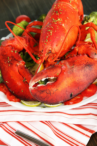 红色龙虾放在盘子上表特写上图片