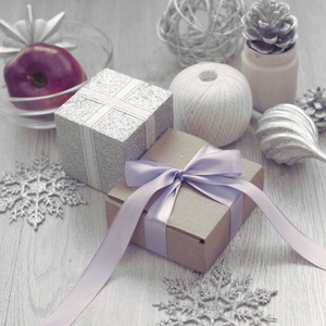 圣诞作文与礼品盒与缎带弓材料装饰圣诞玩具颠簸。复古色调海报明信片