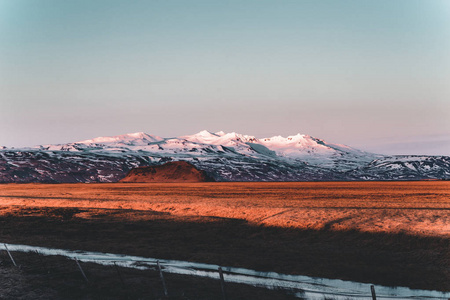 在冰岛的街道公路环路1号, 以山为视角。南部的一侧, 如果国家