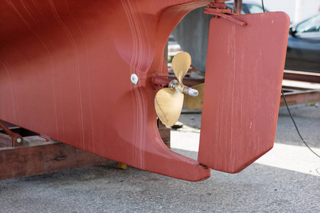 海上渔船的螺旋桨.港口码头上的海运船.夏天的季节照片