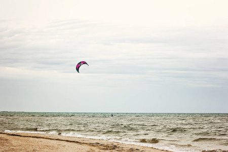 夏季海风筝冲浪。滑水在海的波浪上