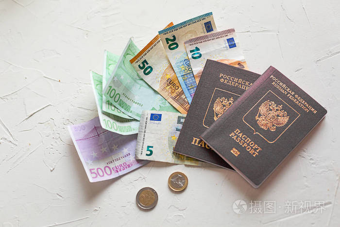 数欧元的白色混凝土表, 护照和硬币