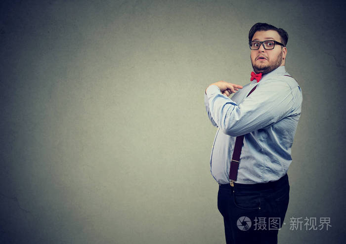 在正式装备的胖胖子的侧面看着自己惊讶地看着困惑