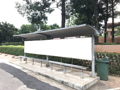 公共汽车站与大长白色屏幕广告牌在板上为样机设计。空的广告牌进行模拟