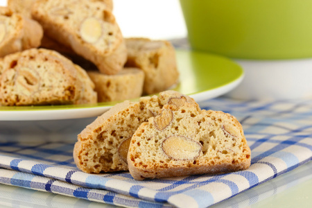 芳香饼干 cantuccini 和杯咖啡上白色隔离