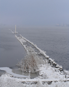 一个视图的城市与河流在寒冷的冬天的一天