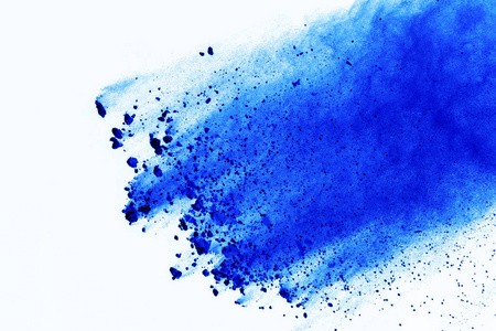 蓝色粉末 splatted 在白色背景下分离的抽象。彩色粉末爆炸