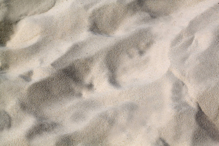 海滩上白色细砂的宏观背景照片