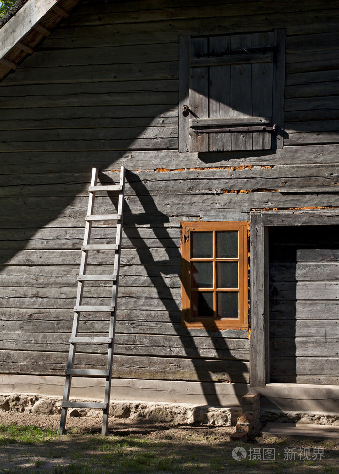 老木房子和梯子的细节