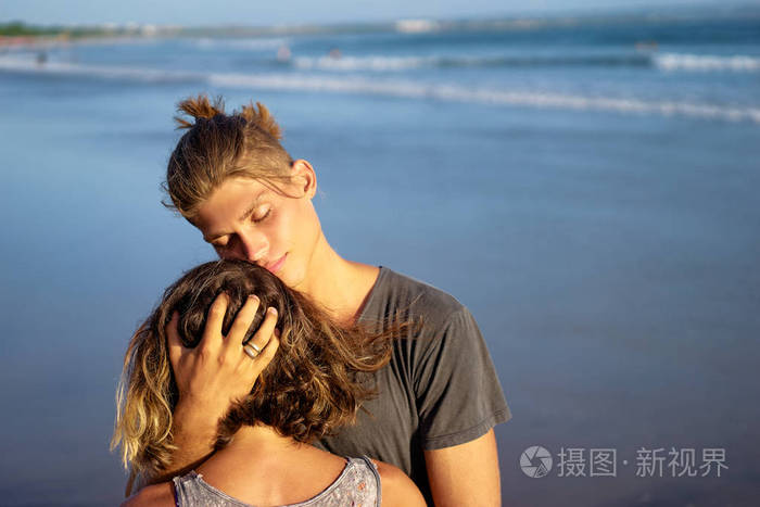 可爱的情侣拥抱在海滩上