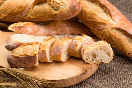仍然生活与法国新鲜的面包面包与 poolish 在 w