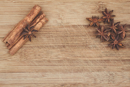 桂皮和八角茴香在木板上图片