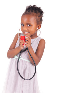 可爱的非洲小女孩用听诊器