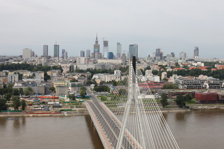 桥及城市视图