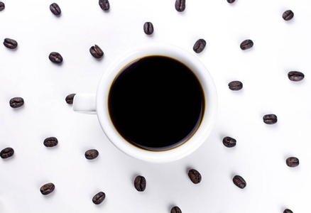 黑咖啡在白色杯子与许多咖啡豆被隔绝在白色背景