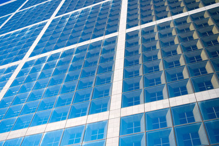 用蓝色玻璃窗建造门面。现代建筑和结构。施工和设计。商业地产或不动产。透视和未来概念