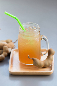 灰桌上加糖的罗望子汁照片