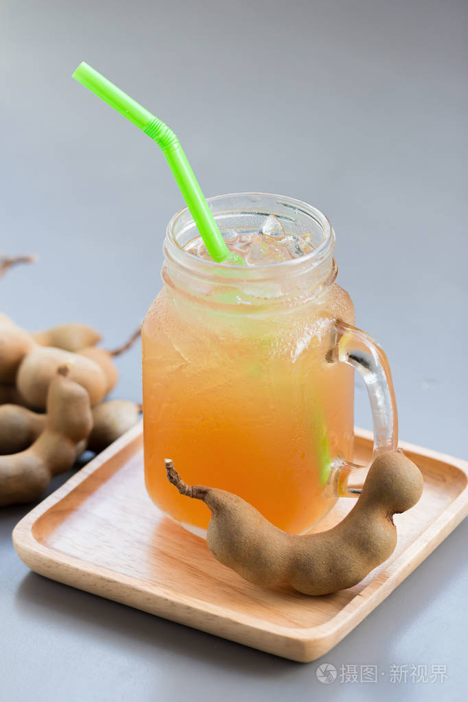 灰桌上加糖的罗望子汁