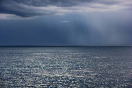 深蓝色的大海图片