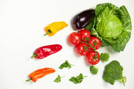 彩色新鲜有机蔬菜在白色背景下分离