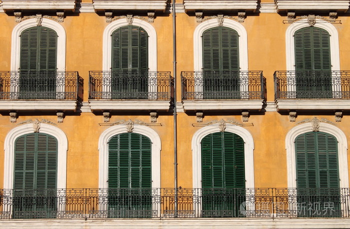 带阳台的拱形的窗