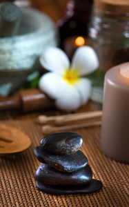 石治疗热石按摩 spa 治疗项目的背景上照片
