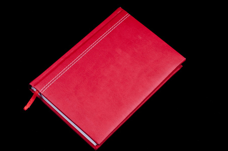 黑色背景上的红色字母日记