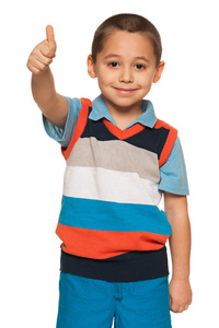 微笑中条纹衬衫的男孩抬起他的拇指