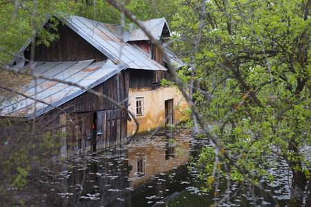 罗马尼亚废弃的老房子洪水