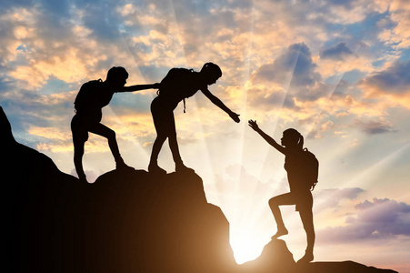 大连中山区在山区, 女登山运动员互相帮助.