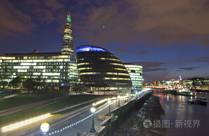 伦敦市政厅和地平线在晚上