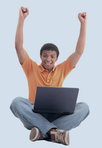 兴奋的黑人男子，带着便携式计算机白色孤立