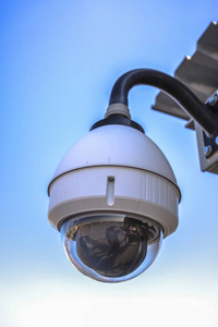 白色圆顶安全摄像头在商业 districtes