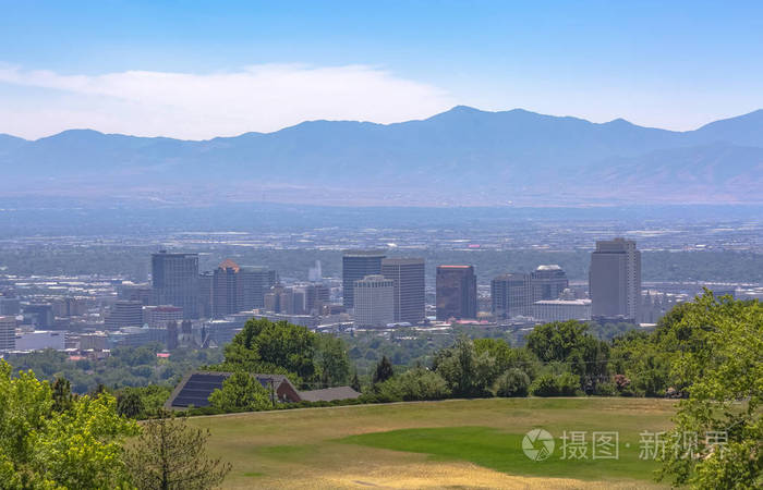 阳光场与盐湖城市区在后面