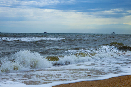 美丽的海滩和海冲浪。夏日海景