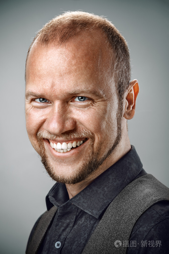 快乐的微笑男人的肖像