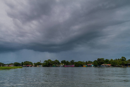 哥斯达黎加 Tortuguero 村的暴风雨云