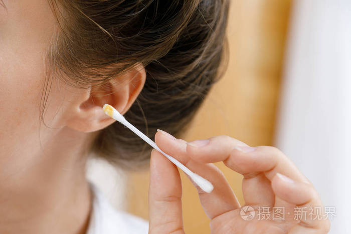 女人用棉签清洗耳朵