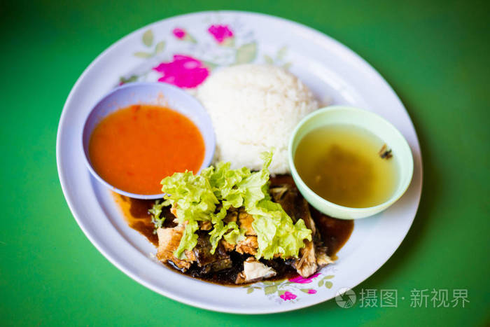 新准备的马来西亚鸡肉套装与大米和甜辣椒酱和清汤在当地餐馆在马六甲 由新鲜配料制成的传统亚洲菜肴照片 正版商用图片 摄图新视界