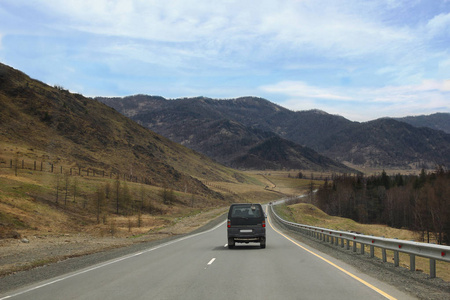 乘车沿山路行驶, 四周景色秀丽