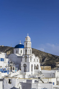 东正教与一个蓝色圆顶和一座高多层钟楼位于山希腊村庄的山坡上