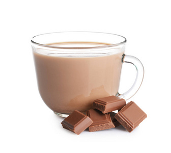 玻璃杯的美味可可饮料与巧克力的白色背景照片