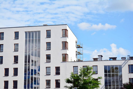 现代公寓建筑在阳光明媚的日子里有蓝天。现代公寓建筑的门面