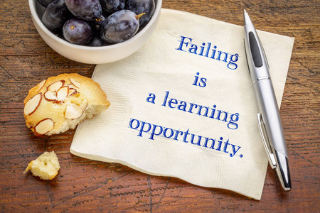 失败是一个学习的机会在餐巾上写上一杯咖啡的笔迹