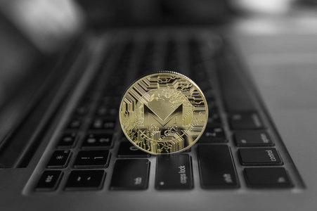 Monero 硬币符号在笔记本电脑上, 未来概念的金融货币, 加密货币符号。Blockchain 矿业。数字货币和虚拟 cryp