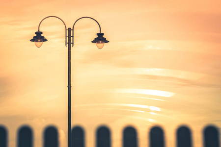在橙色日落期间街灯的图片, 彭赞斯, 康沃尔, 英国