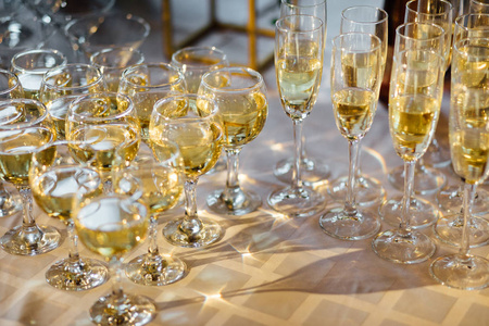 在桌上一排香槟, 庆祝, 欢呼, 鸡尾酒, 眼镜特写酒杯
