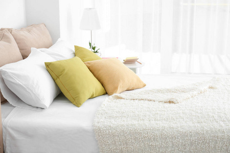 柔软的枕头室内有柔软枕头的舒适床照片